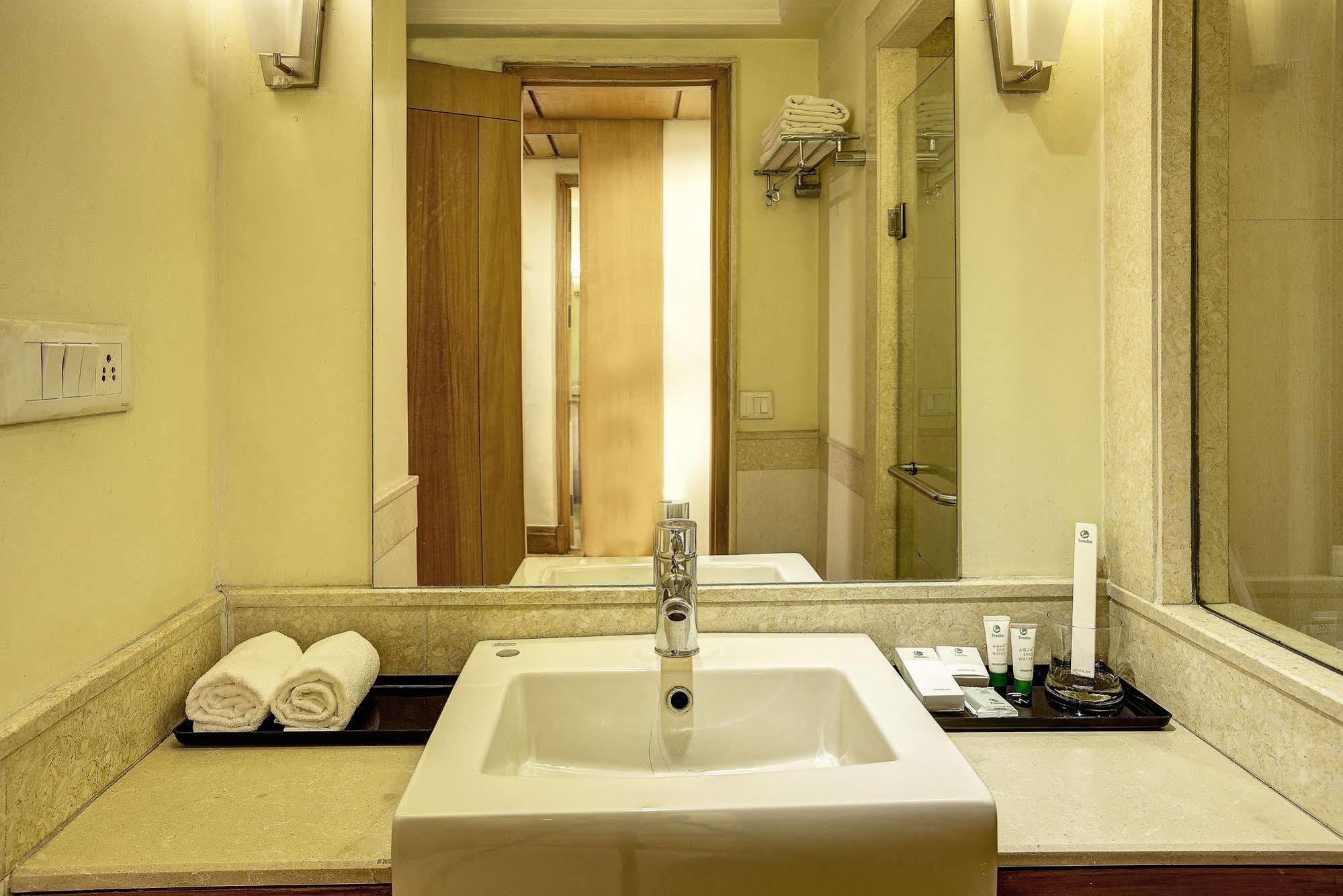Hotel Western Court Chandīgarh Exterior foto