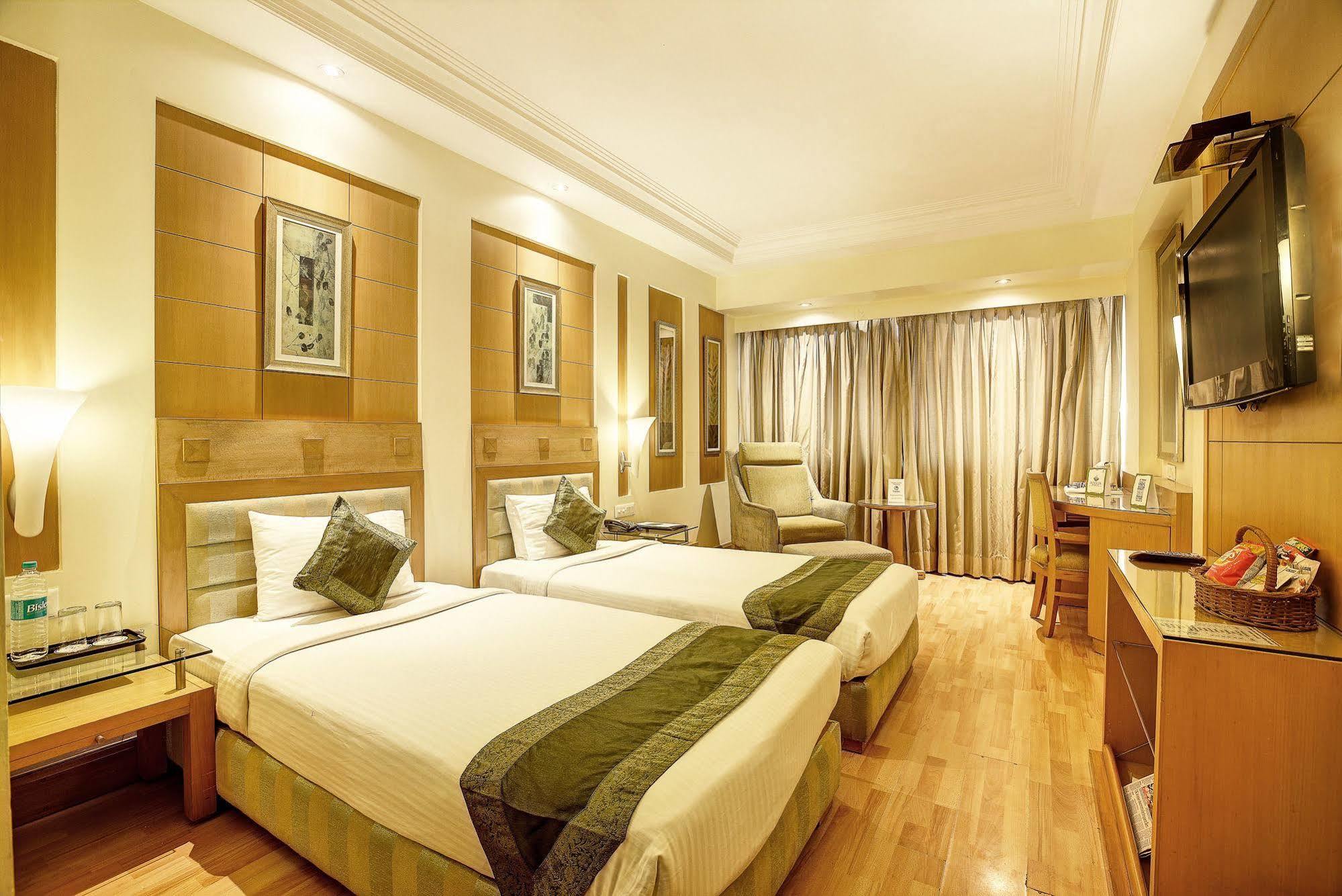 Hotel Western Court Chandīgarh Exterior foto