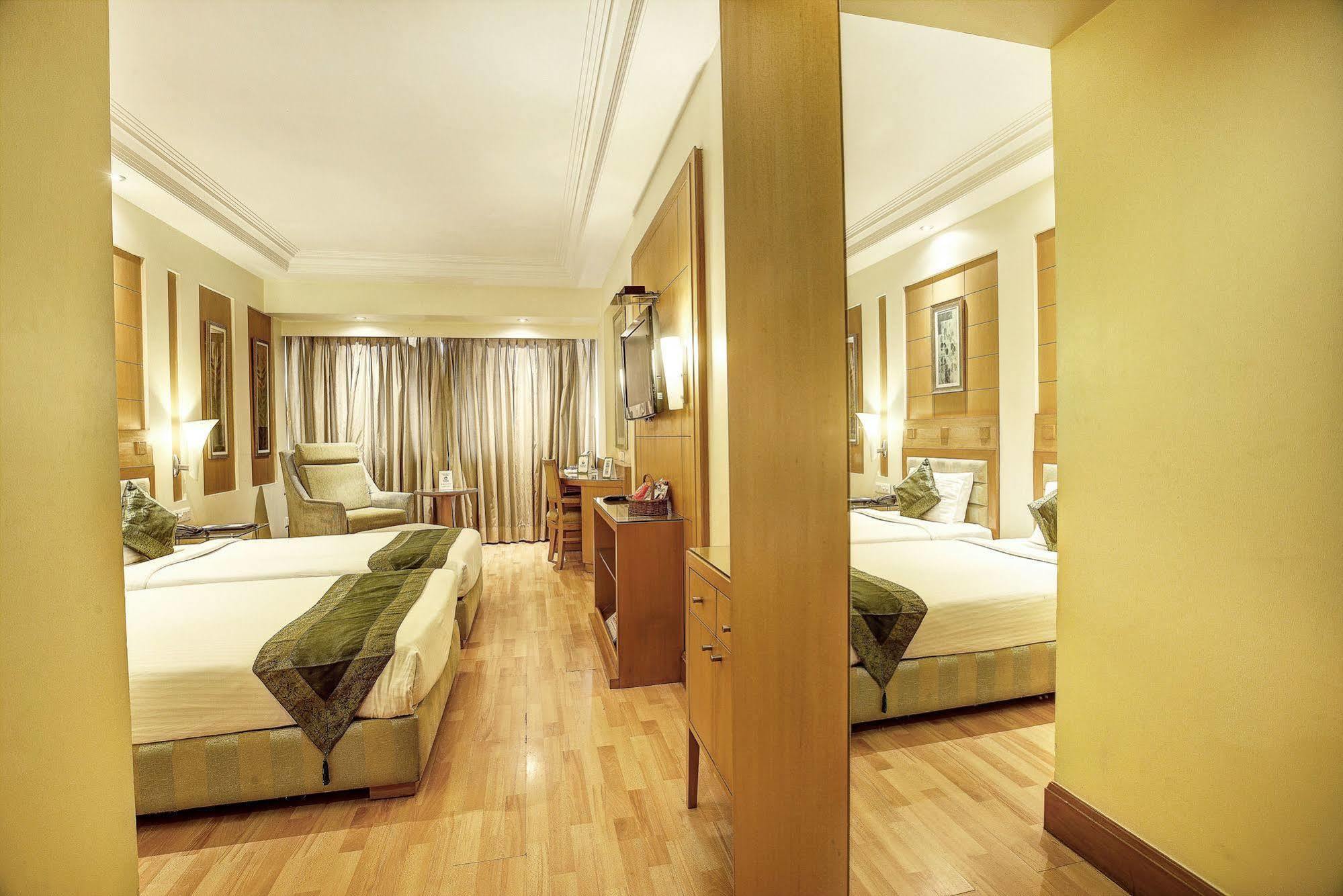 Hotel Western Court Chandīgarh Exterior foto