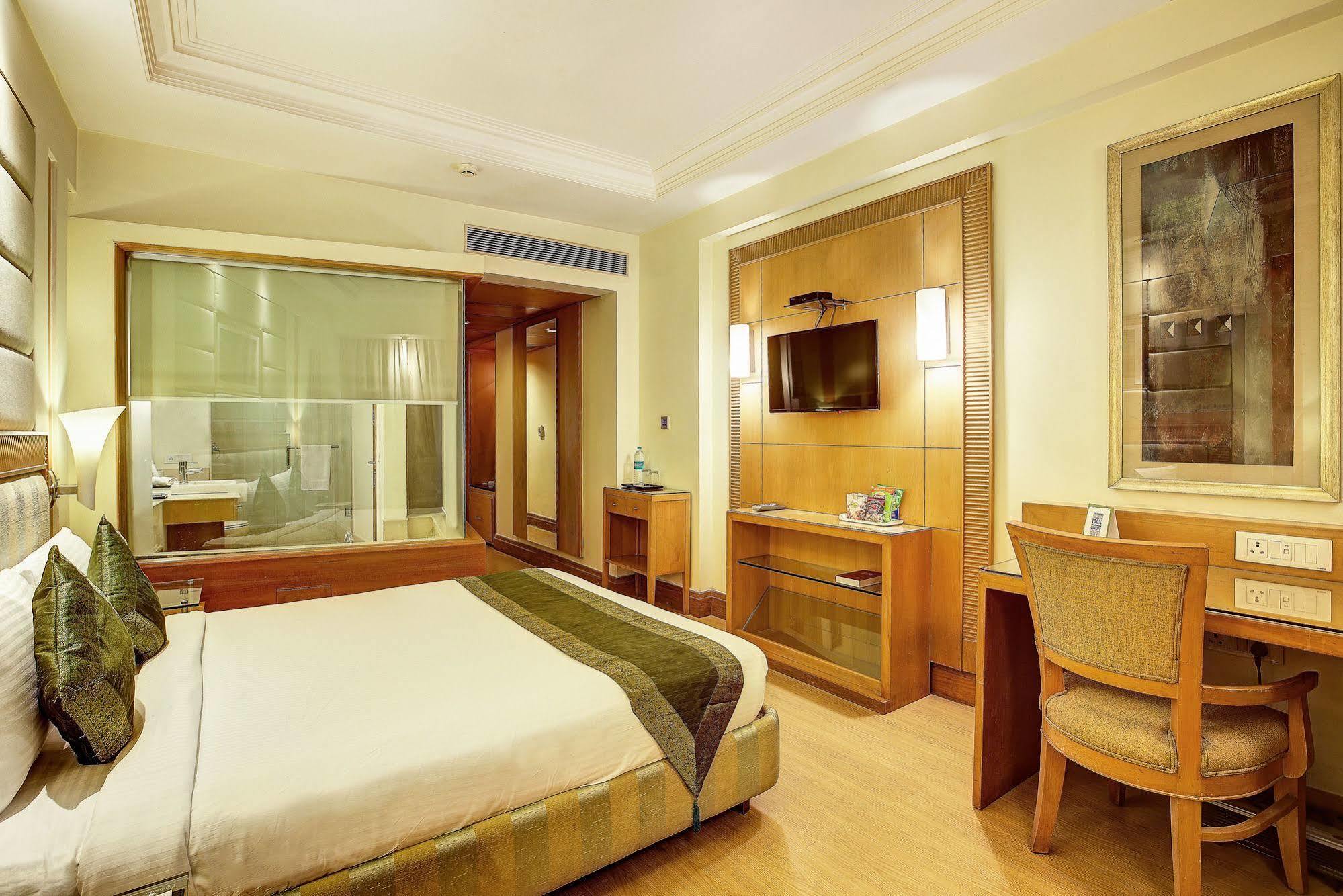 Hotel Western Court Chandīgarh Exterior foto