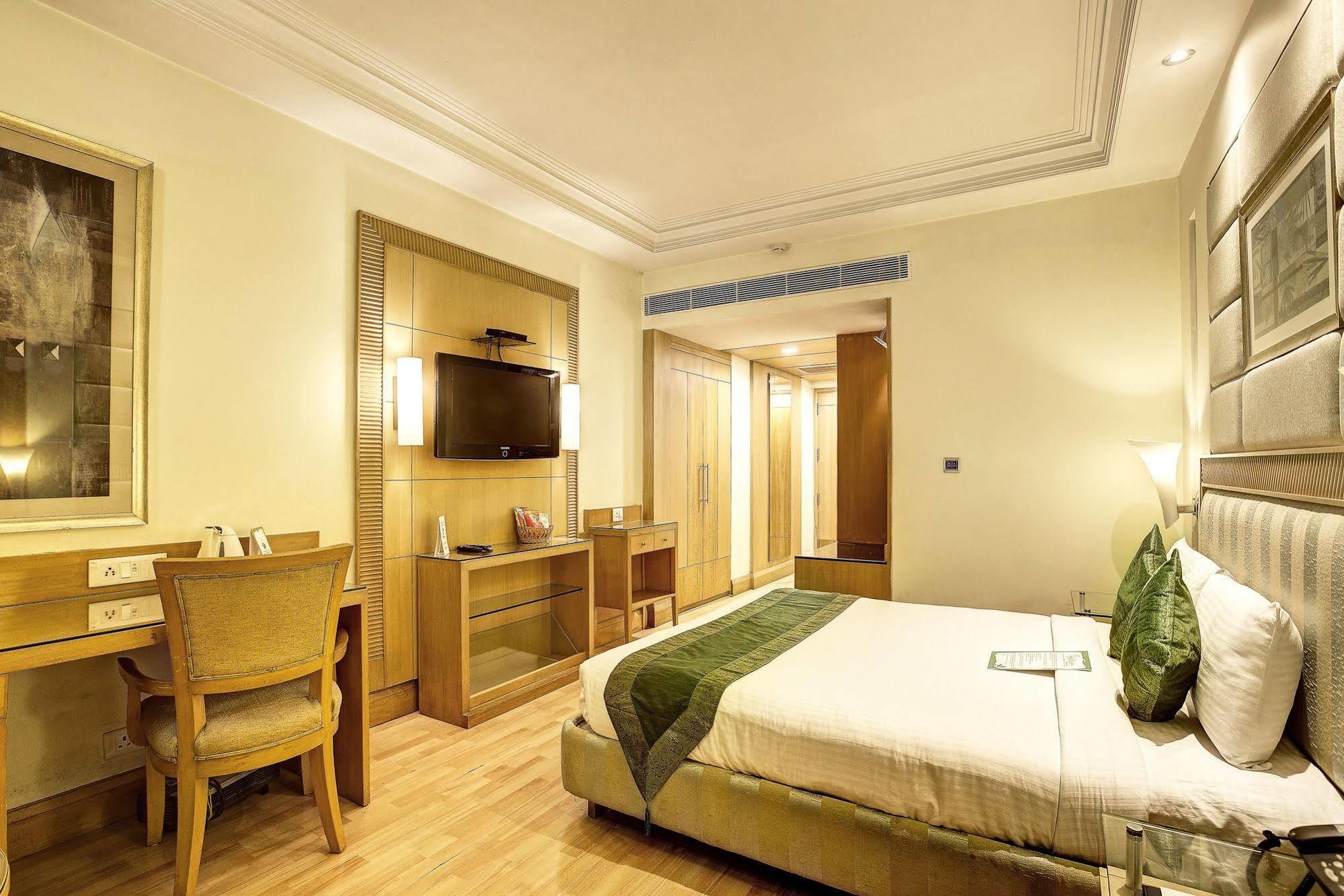 Hotel Western Court Chandīgarh Exterior foto
