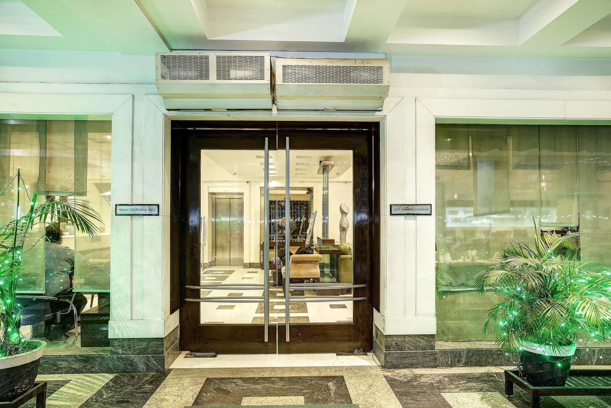 Hotel Western Court Chandīgarh Exterior foto